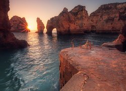 Morze, Skały, Promienie słońca, Cypel Ponta da Piedade, Portugalia