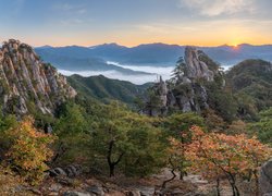 Skały na górze Unaksan w Korei Południowej