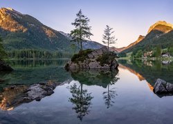 Góry, Alpy, Jezioro Hintersee, Skały, Drzewa, Odbicie, Gmina Berchtesgaden, Bawaria, Niemcy