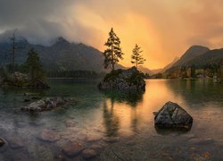 Jezioro Hintersee, Skały, Drzewa, Góry Alpy, Mgła, Domy, Bawaria, Niemcy