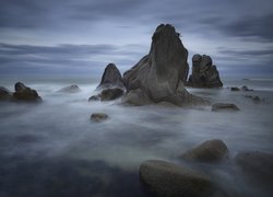 Skały na morzu Japońskim w rosyjskim rezerwacie Lazovsky Nature