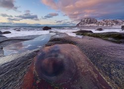 Skały na norweskiej plaży Uttakleiv