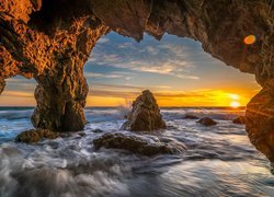 Skały na plaży El Matador Beach na Malibu