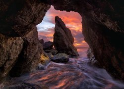 Skały na plaży Ruby Beach w amerykańskim stanie Waszyngton