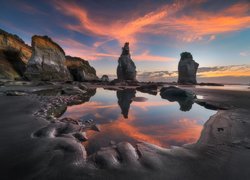 Nowa Zelandia, Region Taranaki, Tongaporutu, Plaża, Skały, Zachód słońca