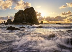 Skały na wybrzeżu Cannon Beach w stanie Oregon