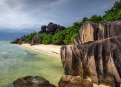 Wyspa La Digue, Morze, Skały, Głazy, Plaża Anse Source dArgent, Palmy, Roślinność, Chmury, Seszele