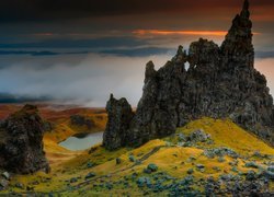 Wzgórze The Storr, Skały, Jezioro, Zachód słońca, Morze, Mgła, Wyspa Skye, Szkocja