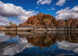 Skały nad jeziorem Watson Lake w Arizonie