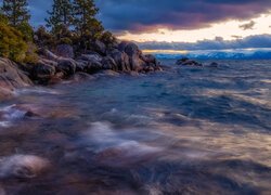 Stany Zjednoczone, Kalifornia, Park Narodowy Yosemite, Jezioro Tahoe, Wybrzeże, Kamienie, Drzewa, Chmury, Skały