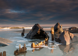 Skały przy plaży na oceanie