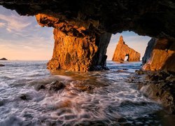 Skały przy plaży Playa de Campiecho w Hiszpanii