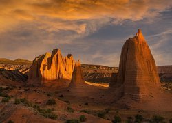 Skały rozświetlone słońcem w Parku Narodowym Capitol Reef