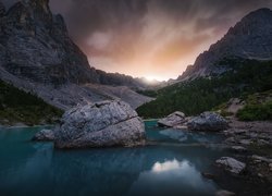 Skały w jeziorze Sorapis w Dolomitach