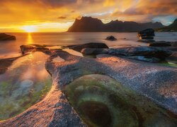 Morze, Góry, Skały, Zachód słońca, Lofoty, Norwegia