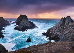 Skały w morzu na przylądku Malin Head w Irlandii