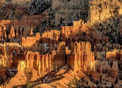 Skały w Parku Narodowym Bryce Canyon o zachodzie słońca