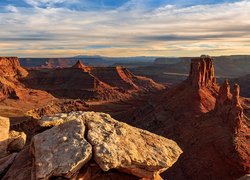 Skały w Parku Narodowym Canyonlands w słonecznym blasku