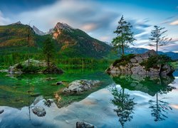 Skały z drzewami na jeziorze Hintersee