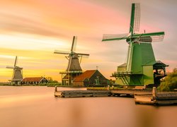 Skansen wiatraków Zaanse Schans w Zaandam w Holandii