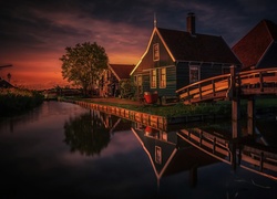 Skansen Zaanse Schans w Holandii o zachodzie słońca