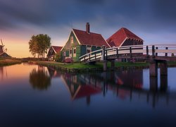 Skansen Zaanse Schans w Zaandam o zachodzie słońca