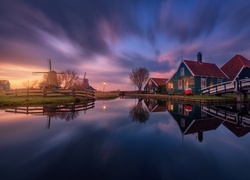 Skansen Zaanse Schans w Zaandam o zmierzchu