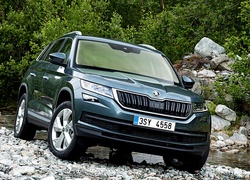 Škoda Kodiaq rocznik 2017 na kamienistym brzegu rzeczki