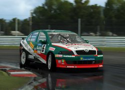 Skoda Octavia na mokrym torze z gry Assetto Corsa