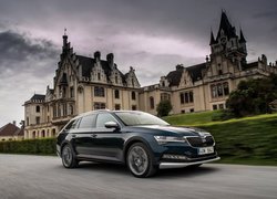 Skoda Superb, 2019, Budynek