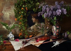 Skrzypce i portret kobiety obok bzu i konwalii w wazonach