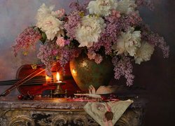 Skrzypce położone obok wazonu z kwiatami bzu i piwonii