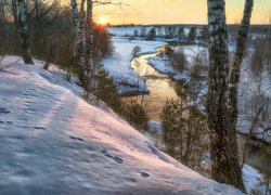 Ślady na zaśnieżonej skarpie nad rzeką