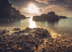 Słońce nad morzem i skałami