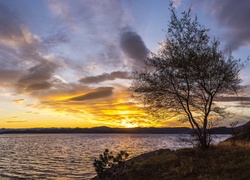 Słońce zachodzi nad jeziorem w norweskiej gminie Stavanger