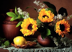 Słoneczniki w wazonie i cytryna w koszyczku postawione na serwecie