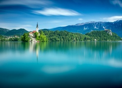 Słoweńskie jezioro Bled z kościołem na wyspie i górami w tle