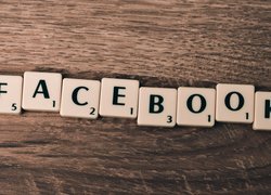 Słowo Facebook ułożone z płytek do gry w scrabble