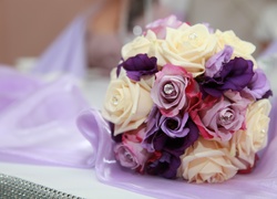 Ślubny bukiet z fioletowych i białych róż
