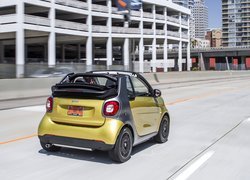 Smart Fortwo Cabrio jadący ulicą