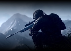 Snajper na szczycie góry w grze komputerowej Battlefield 4