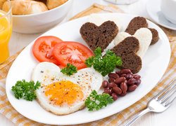 Śniadanie, Jajko sadzone, Pomidor, Fasolka czerwona, Serduszka, Sok