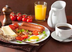 Śniadanie, Kiełbaski, Jajko sadzone, Pomidorki, Kawa, Sok, Dzbanek, Filiżanka