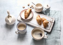 Śniadanie z rogalikami i kawą