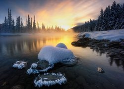 Śnieg na brzegach rzeki Bow River o wschodzie słońca