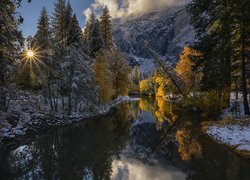 Jesień, Drzewa, Rzeka, Merced River, Park Narodowy Yosemite, Śnieg, Promienie słońca, Góry, Chmury, Stan Kalifornia, Stany Zjednoczone