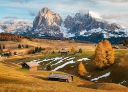 Ośnieżone, Dolomity, Góry, Sassolungo, Płaskowyż, Seiser Alm, Dolina, Val Gardena, Drzewa, Jesień, Wschód słońca, Drewniane, Domy, Włochy