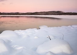 Śnieg nad jeziorem