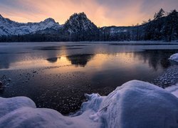 Zima, Jezioro Almsee, Góry, Drzewa, Zachód słońca, Austria