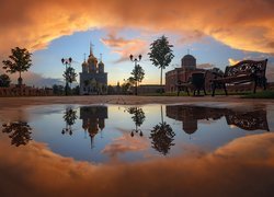 Cerkiew, Sobór Zaśnięcia Najświętszej Maryi Panny, Latarnie, Ławki, Drzewa, Chmury, Kałuża, Odbicie, Tuła, Rosja